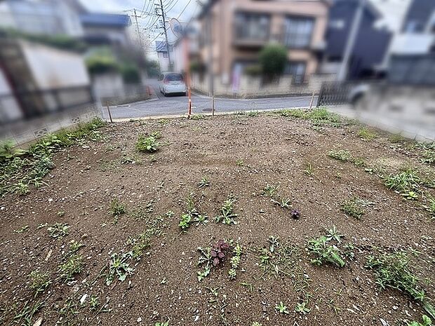 穏やかな住宅街に位置し、理想の住まいを描くためのまっさらなキャンバスが広がっています。