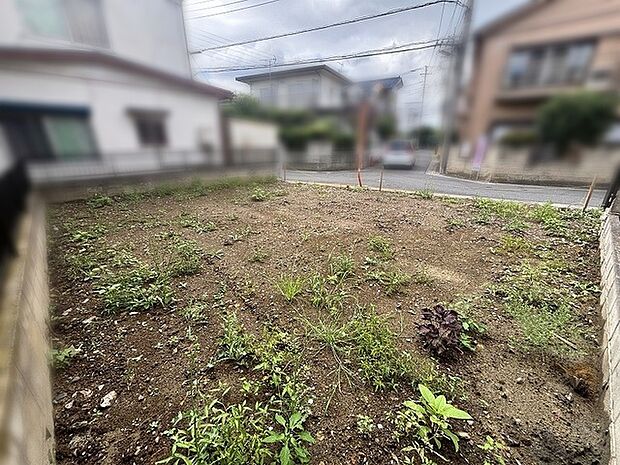これから始まる暮らしの形を自由に描き出せる、静かな落ち着きを湛えた更地です。