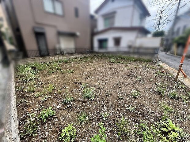 周辺環境と調和する落ち着いた佇まいの中で、新たな暮らしの構想を自由に描き出せるゆとりある敷地です。