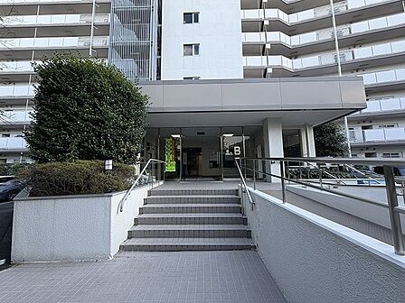 日々の暮らしを穏やかに受け入れる、清潔感と静けさに満ちたエントランスが住まう人を迎えてくれます。