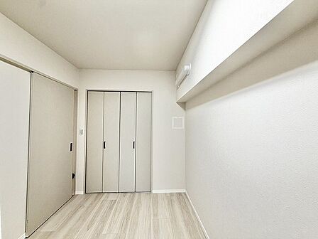 余計な装飾を削ぎ落としたシンプルな空間は、静けさと心地よい調和を感じさせます。