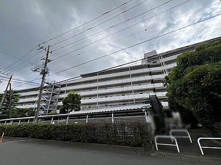 街並みに溶け込む落ち着いた佇まいで、穏やかな日常を感じさせる端正な外観です。