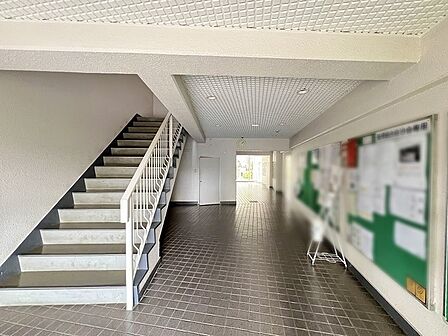 住まう方の日常を穏やかに受け入れる、整然と管理された清潔感のある共用空間です。