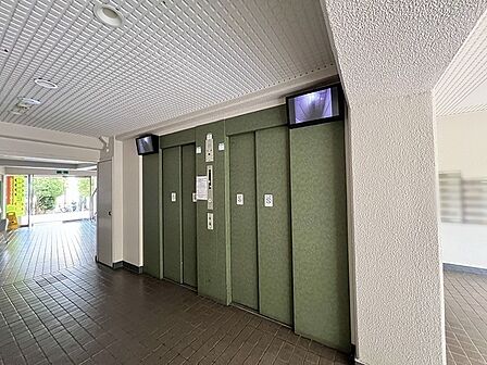 日々の暮らしを整える、落ち着いた色合いが調和する静かな共有スペースです。