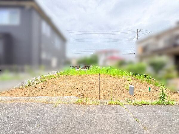 周辺の落ち着いた街並みに溶け込みながら、自分らしい住まいをゼロから描き出すための広がりを感じる場所です。