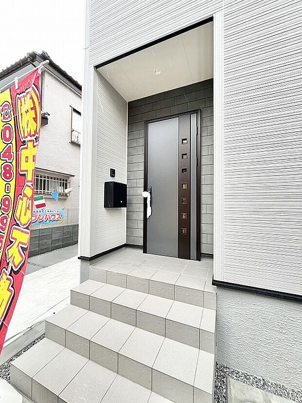 洗練された佇まいが訪れる人を穏やかに迎え入れるシックな玄関ポーチ