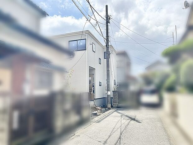 穏やかな空気が流れる住宅街に溶け込み、日々の暮らしに静かな安らぎをもたらす住まいです。