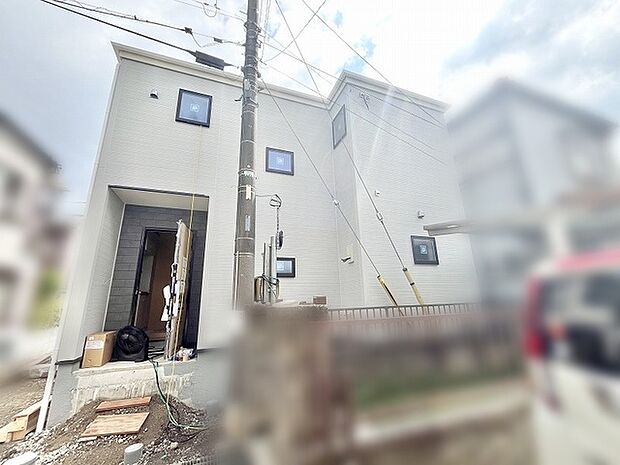 端正なフォルムが街並みに馴染む、洗練された落ち着きを感じさせる外観デザインです。