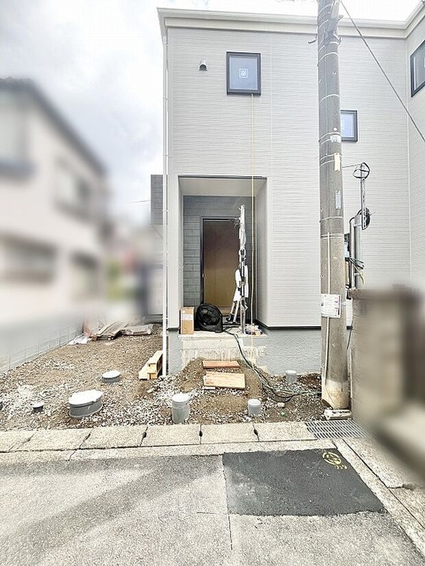 シンプルで洗練された外観が印象的で、これから始まる新しい暮らしの可能性を感じさせる佇まいです。