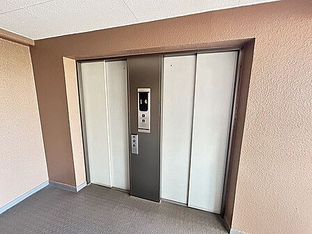 落ち着いた色合いで統一された共用部は、日々の生活を心地よく迎えてくれる空間です。