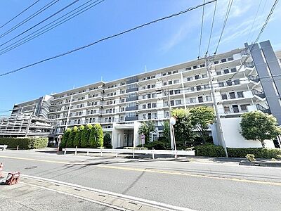 外観:青空と植栽の緑が調和する、落ち着いた佇まいが日々の暮らしに安らぎを添えてくれます。 外観:青空と植栽の緑が調和する、落ち着いた佇まいが日々の暮らしに安らぎを添えてくれます。