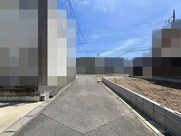 穏やかな空が広がる閑静な住宅街で、日々の暮らしに静かな安らぎをもたらしてくれる住環境です。