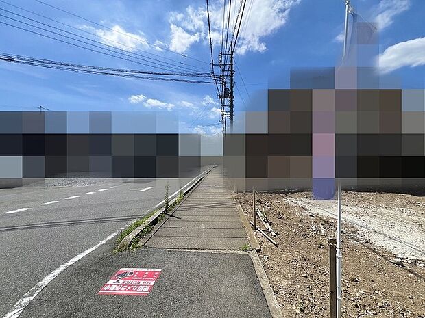 空が広く見渡せる開放的な環境で、穏やかな時間が流れる落ち着いた街並みです。