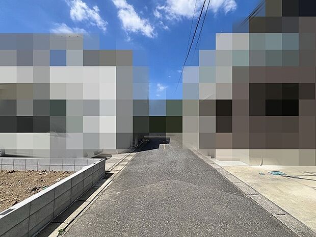 静かな住宅街に位置しており、空を広く感じられる落ち着いた周辺環境が日々の暮らしを穏やかに整えてくれます。