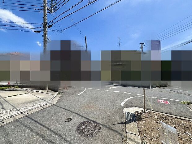空が開け、のびやかな開放感を感じられる整った住環境が、穏やかな日常の始まりを予感させます。
