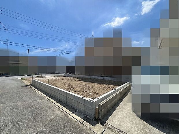 空が大きく広がり、これからの暮らしの可能性がゆったりと感じられる整った敷地です。