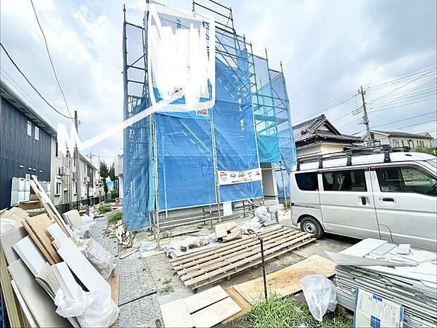 新しい暮らしの始まりを感じさせる、静かな街並みに溶け込む建築中の風景です。