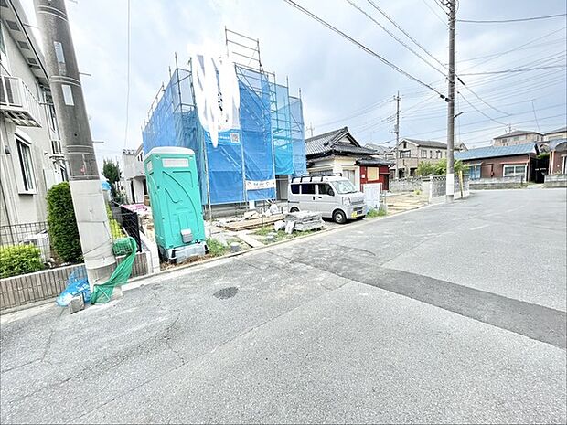 周辺環境と調和しながら、新しい暮らしの形が静かに形作られていく建築現場の様子です。