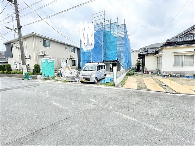 新しい暮らしが少しずつ形になっていく、静かで穏やかな日常を感じさせる住宅街の風景です。