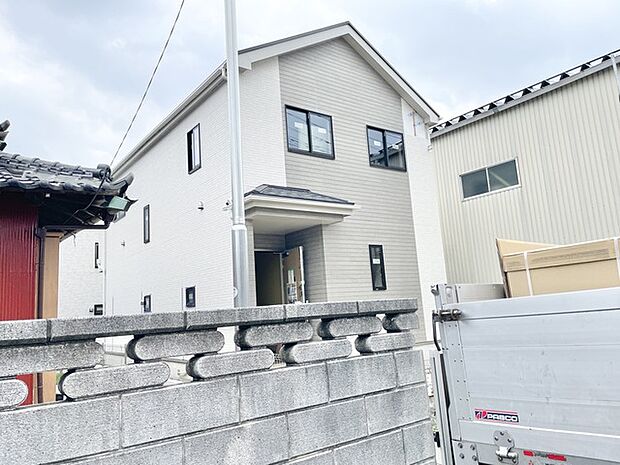 周辺の街並みに調和する、清潔感のある色使いとすっきりとしたフォルムが印象的な外観デザインです。