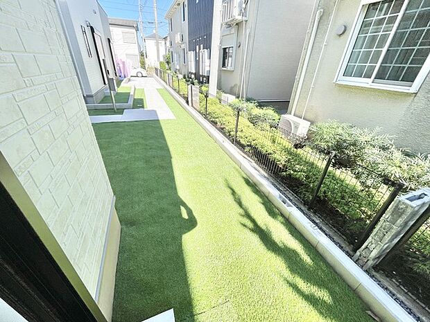 すっきりと整えられた外構が広がり心地よい開放感を感じられる空間です