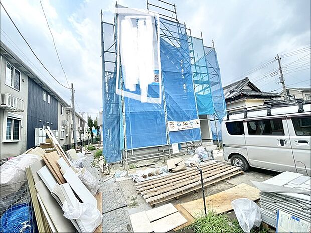 新しい住まいが形作られていく、期待感に満ちた建設中の現場風景です。