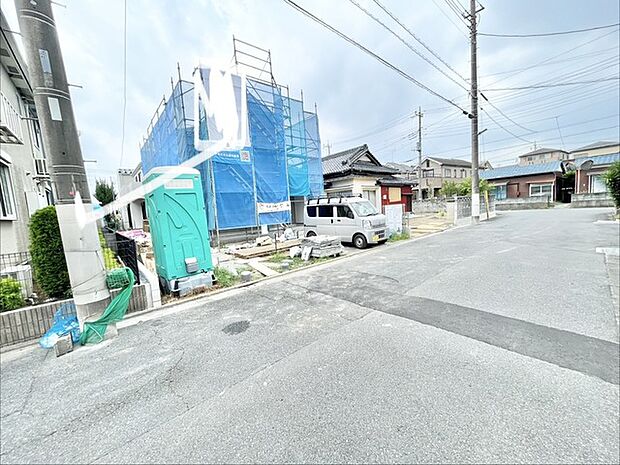 静かな住宅街の中で、新しい暮らしの形が少しずつ整えられていく様子を感じられます。