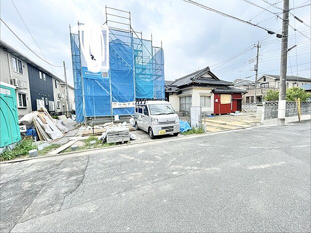 新しい住まいへと生まれ変わる過程を大切に見守り、完成への期待感が高まる穏やかな敷地の様子です。