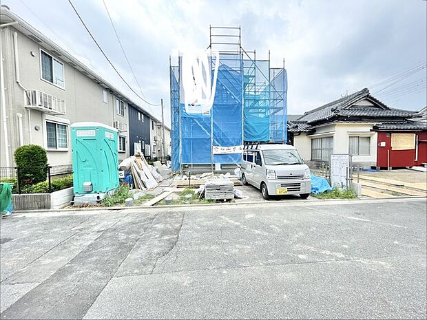 新しい暮らしの始まりを感じさせる、静かな環境に佇む建築現場の風景です。