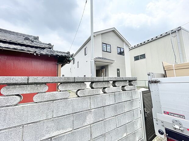 周囲の風景と調和しつつ、新たな暮らしの始まりを感じさせる洗練された佇まいの住まい。