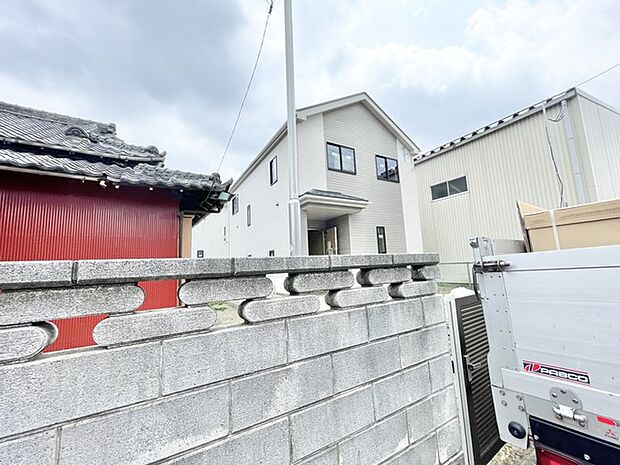周辺の街並みと調和する落ち着いた佇まいで、新たな暮らしを穏やかに受け止める住まいです。