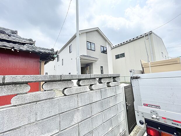 周囲の風景と調和しながら、洗練された存在感を放つシンプルな佇まいの外観です。