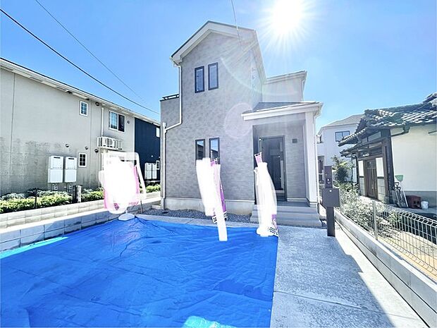 澄みわたる青空の下に佇む、すっきりと洗練された外観デザインが心地よい住まい。