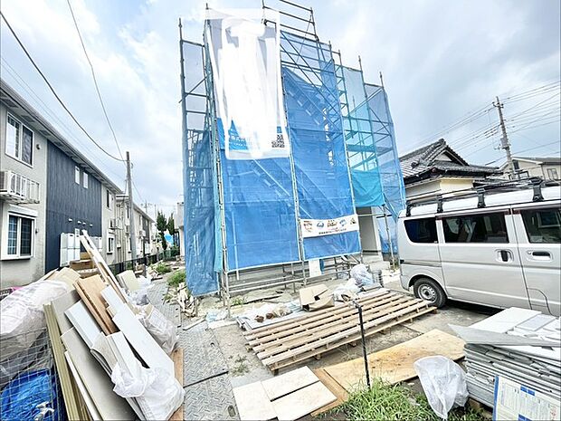 完成へと向かう日々の営みを感じさせる、新たな住まいの建設現場です。