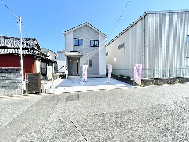 すっきりと洗練された外観デザインが青空に映える、開放感のある住まい。