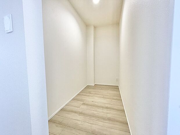 シンプルで落ち着いたトーンの空間が、心地よい静けさと穏やかな時間を演出してくれます。