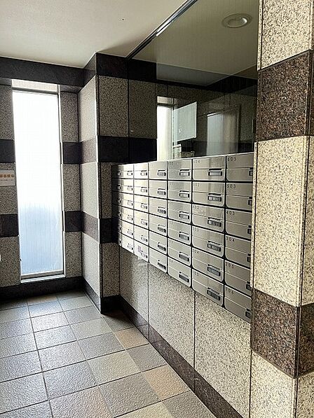 石造りの重厚な質感が落ち着いた佇まいを演出し、日々の暮らしに静かな調和をもたらします。