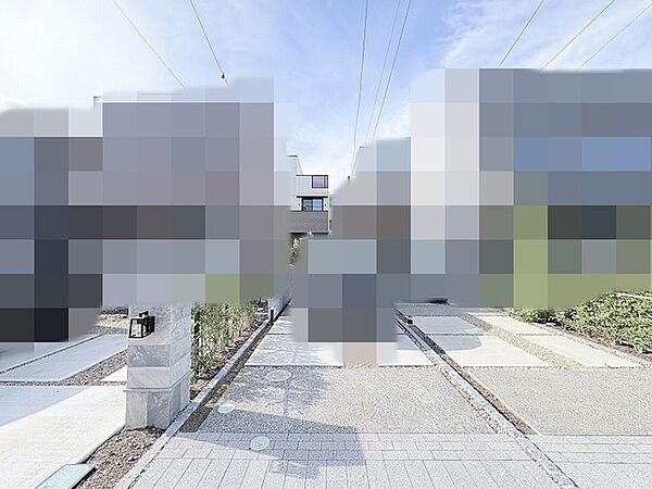 洗練された素材使いが外観の佇まいを引き立て、日々の帰宅を心地よく迎えてくれる落ち着きのあるアプローチです。