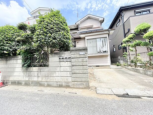 穏やかな街並みに溶け込む、緑に彩られた落ち着きのある佇まいが魅力です。
