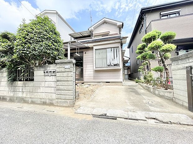 穏やかな街並みに溶け込む、落ち着きと親しみやすさを感じさせる外観です。