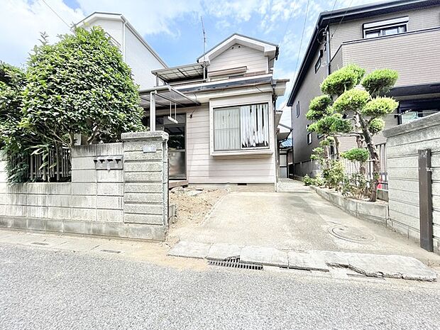 緑豊かな植栽が街並みに溶け込み、穏やかで落ち着いた暮らしを予感させる佇まいです。