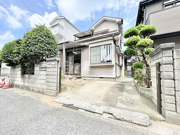 閑静な住宅街に佇む、落ち着いた雰囲気と穏やかな時間が流れる住まい。
