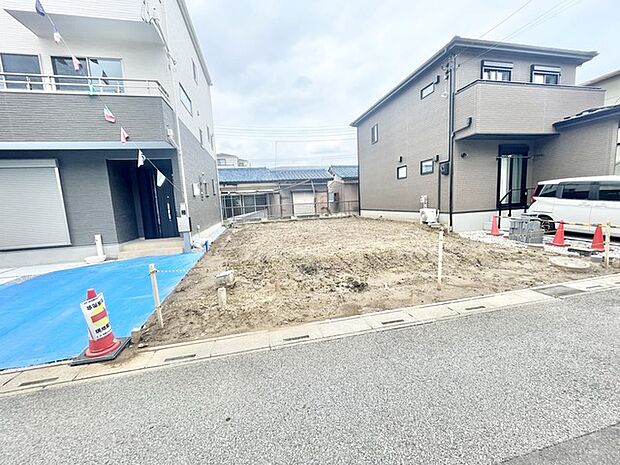 周囲の建物と程よい距離感を保ちながら開放的な空間が広がる落ち着いた佇まい
