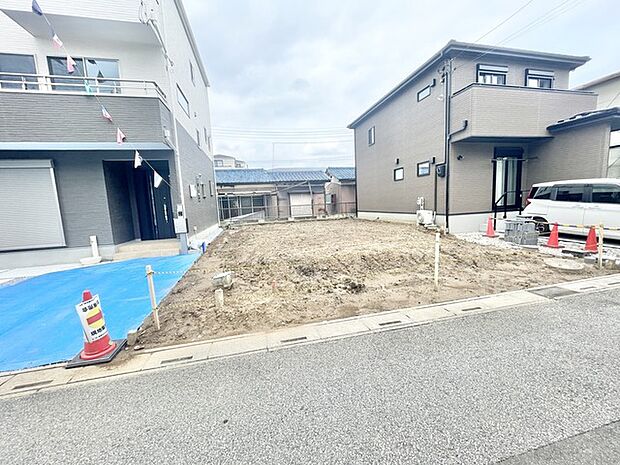 周囲の街並みと調和しながら新しい暮らしの構想を描ける落ち着いた更地空間です