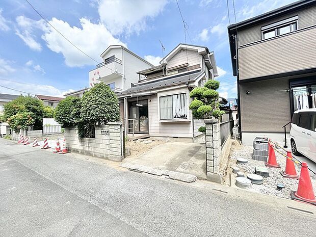 青空が広がる閑静な住宅街に佇み、落ち着きのある日常を育む穏やかな住まいです。
