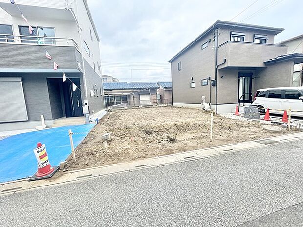 周辺の街並みと調和しながら新しい暮らしの構想が広がる穏やかな敷地