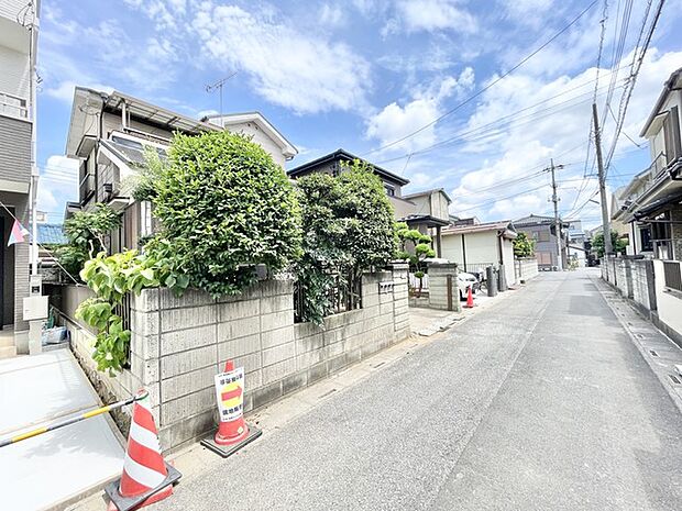 閑静な住宅街に佇み、日々の暮らしに穏やかな落ち着きを感じさせてくれる住環境です。