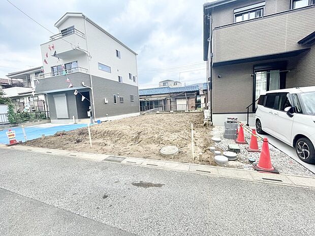 周辺環境と調和する整えられた敷地から新しい暮らしの構想が広がります