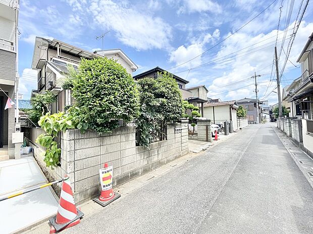落ち着いた住宅街の風景に溶け込み、穏やかな時間が流れる住環境が広がります。