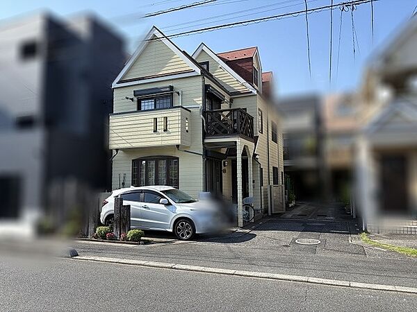 街並みに穏やかに溶け込みながら、日々の暮らしに安らぎと個性を添える落ち着いた佇まいの住まい。